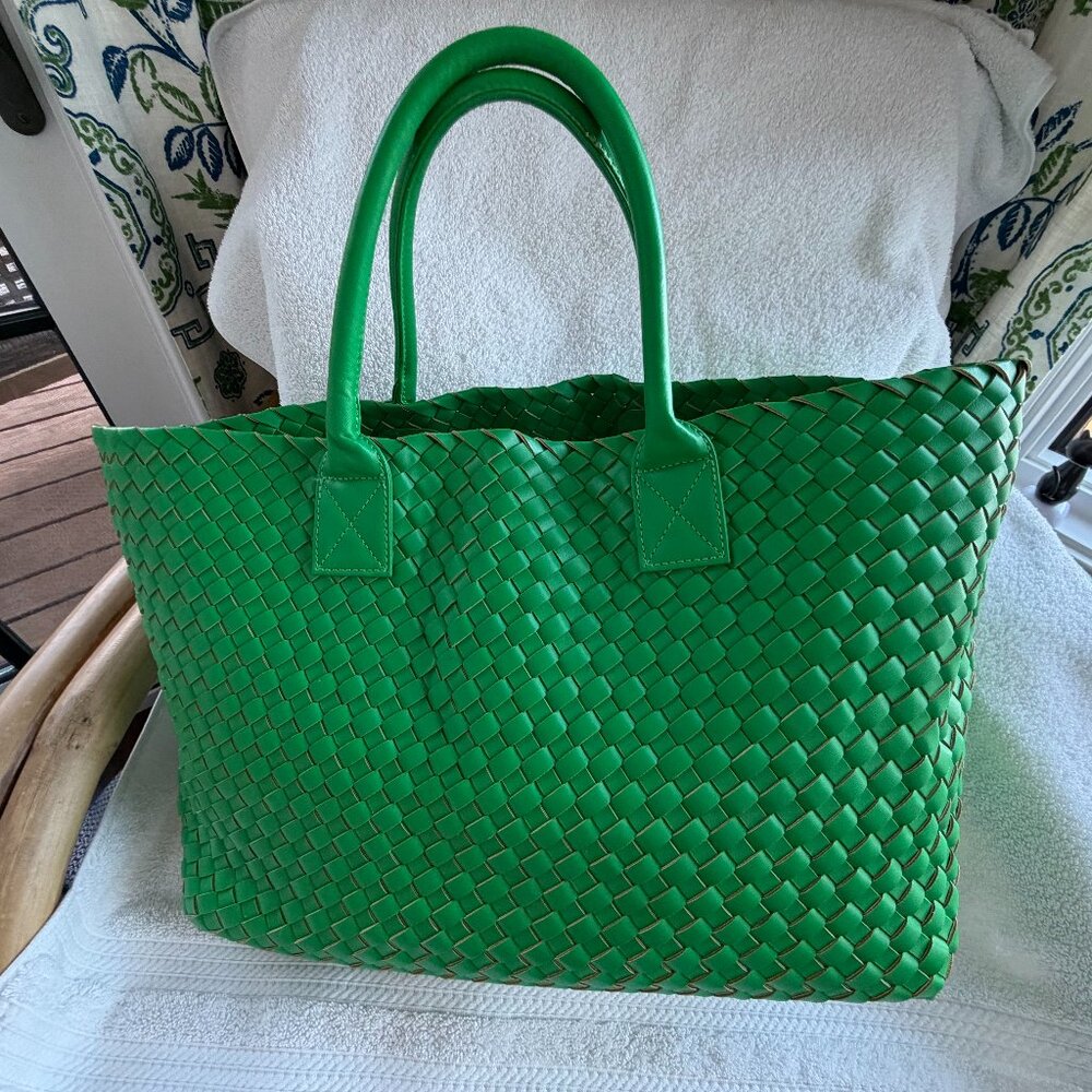 Woven green synthetic tote